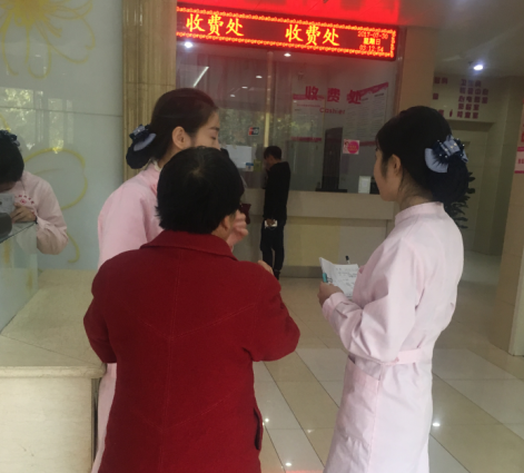 　老人齐聚运城现代妇科医院进行“免费体检”