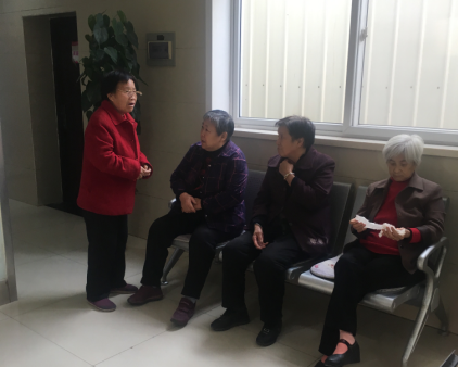 　老人齐聚运城现代妇科医院进行“免费体检”